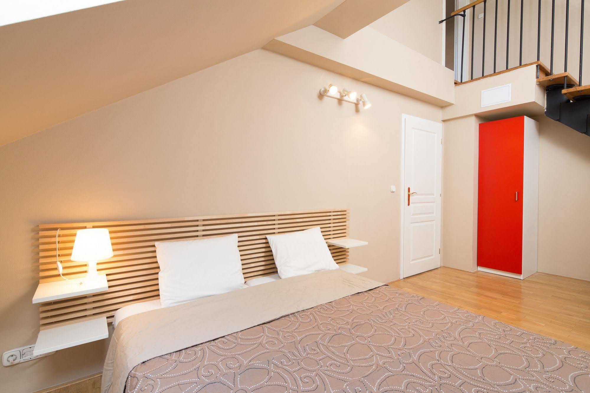 Picasso Apartments Praha Bagian luar foto